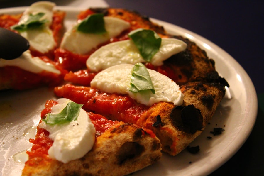 Pizza margherita fraîchement sortie du four, mozzarella fondante et basilic frais